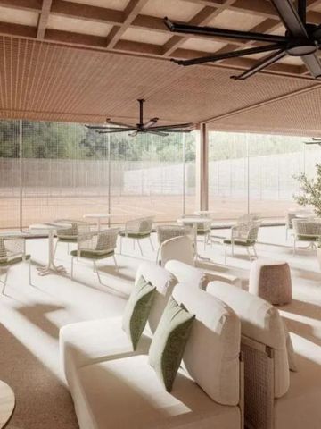 Elegante Lounge mit bequemen Sitzmöglichkeiten und natürlichem Licht