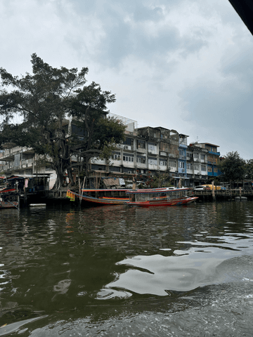 Die Gebäude während der Fahrt über den Fluss sind beeindruckend gebaut und unterschiedlich.