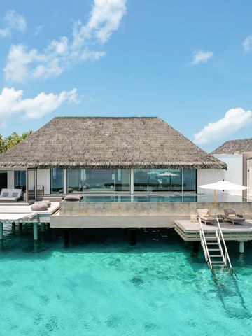 Stilvolle Wasservilla mit privater Terrasse und direktem Zugang zum Meer.