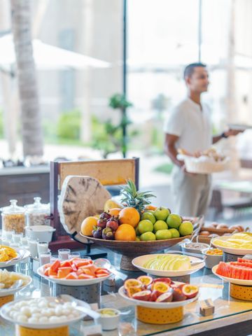 Frühstücksbuffet mit frischem Obst und Gebäck in stilvollem Ambiente.