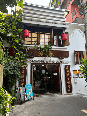 Das Foto-Geschäft ist der Startpunkt unserer spannenden Fototour durch die Stadt. Von hier aus tauchen wir ein in die lebendigen Straßen, entdecken versteckte Ecken und fangen mit der Kamera die einzigartige Atmosphäre Bangkoks ein.
