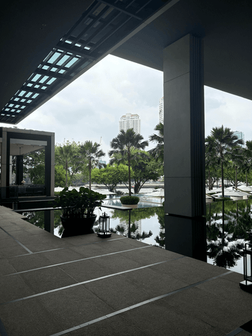 Vom eleganten Pool des Four Seasons Bangkok eröffnet sich ein weiter Blick auf den ruhigen Chao Phraya River – eine harmonische Verbindung aus urbaner Gelassenheit und luxuriöser Entspannung.