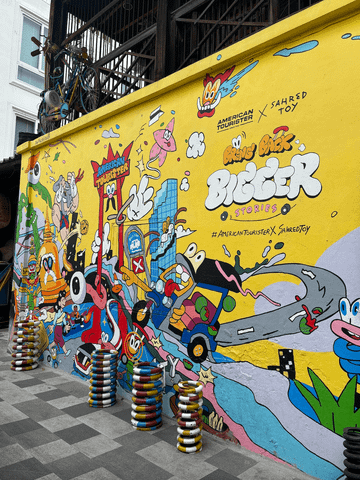 Bunte Wände mitten in Bangkok verleihen der Stadt ihren einzigartigen urbanen Charme.