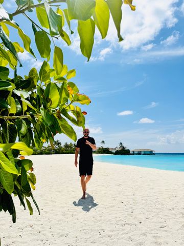 Timo Schumacher am Strand vom Hilton Maldives Amingiri