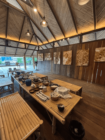 Ein liebevoll vorbereiteter Tisch zeigt alle Zutaten für das bevorstehende Dessert im Rahmen unseres thailändischen Kochkurses.