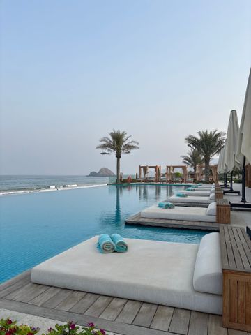 Der Poolbereich im Naäma mit gemütlichen Sonnenliegen.