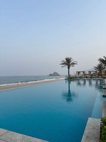 Der Poolbereich im Naäma mit Blick auf den weiten Ozean.