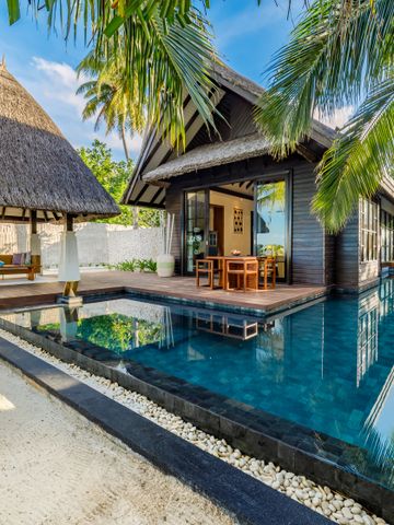 Exklusive tropische Villa mit Pool und Palmen im luxuriösen Ambiente