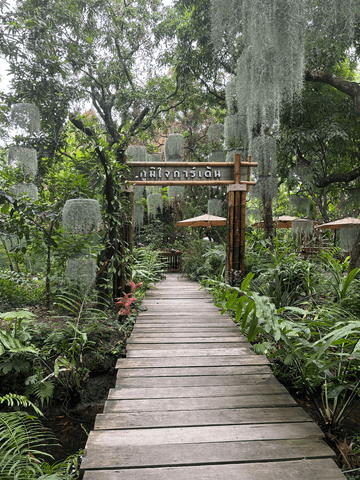 Der Eingang des Poomjai Garden lädt zu einem wunderschönen Aufenthalt ein.