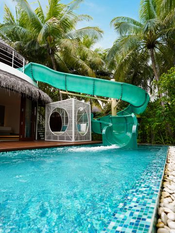 Eine lange Rutsche an der Villa