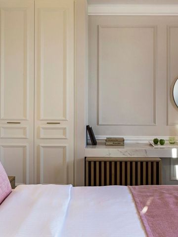 Schlafzimmeransicht mit eleganten Details und Spiegel