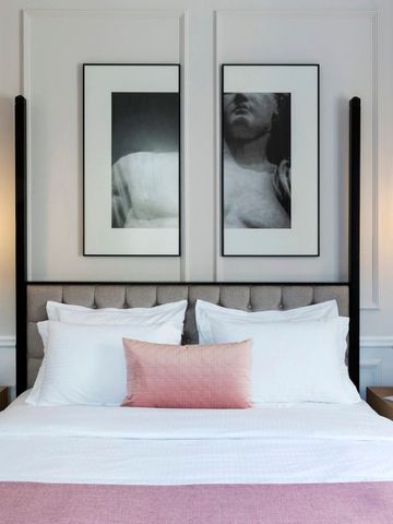 Elegantes Hotelzimmer mit Kunstwerken an der Wand und sanfter Beleuchtung