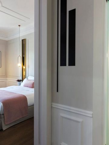 Einblick in stilvoll eingerichtetes Hotelzimmer mit rosa Akzenten