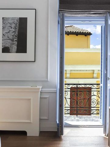 Aussicht vom Hotelzimmerbalkon auf historische Gebäude bei klarem Himmel