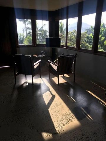 Bequeme Sitzecke mit Fenstern und Blick auf die Natur