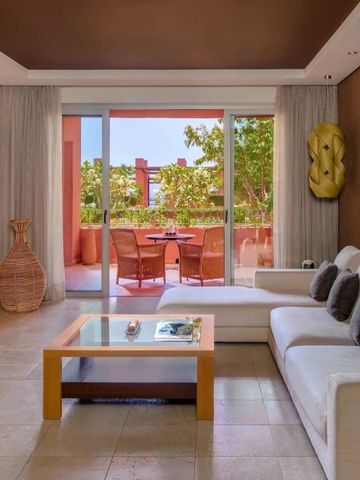 Luxuriöses Wohnzimmer mit Terrasse und Gartenblick