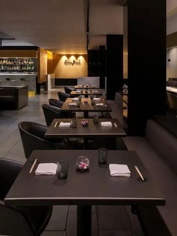 Modernes Restaurant mit stilvollen Sitzgelegenheiten und gut beleuchtetem Interieur