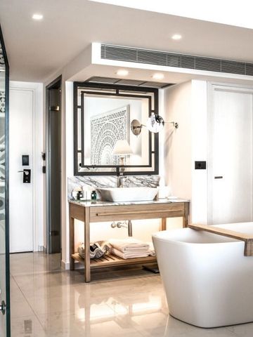 Luxuriöses Badezimmer mit freistehender Badewanne und stilvoller Dekoration