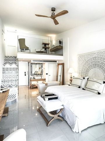 Elegantes Zimmer mit Doppelbett und kunstvoller Wandgestaltung