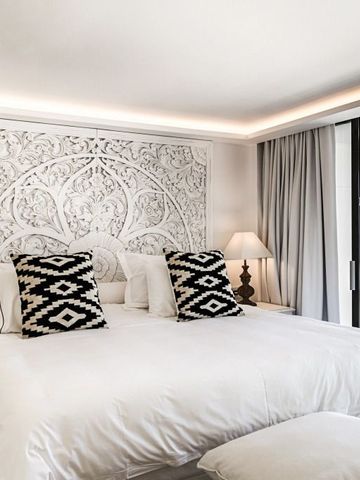 Moderne Suite mit großem Bett und dekorativem Kopfteil