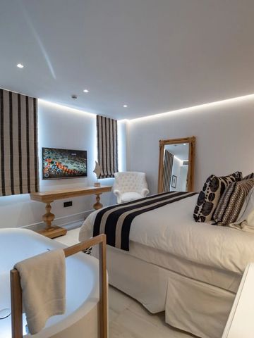 Geräumiges modernes Zimmer mit Badewanne, neutralen Tönen und Beleuchtung