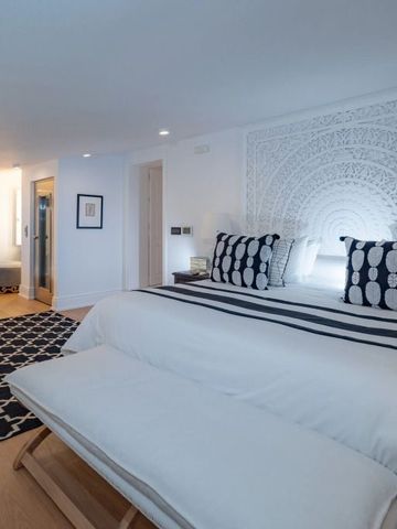 Elegantes Schlafzimmer mit stilvollem Dekor und großem Bett.