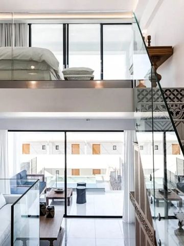 Geräumige Suite auf zwei Ebenen mit moderner Einrichtung.