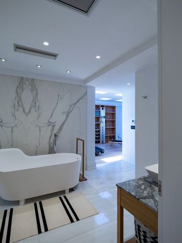 Luxuriöses Badezimmer mit freistehender Badewanne und Marmorakzenten.