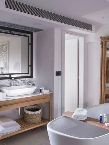 Modernes Badezimmer mit Doppelwaschbecken und eleganter Badewanne.