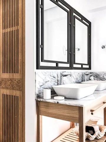 Elegantes Badezimmer mit Doppelwaschbecken und Marmorarbeitsplatte