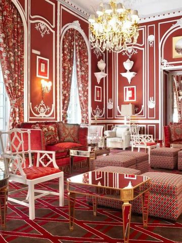 Eleganter Raum mit roten Wänden und opulenten Möbeln im Santo Mauro Hotel