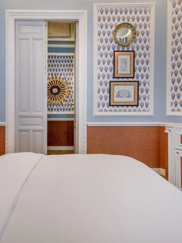 Luxuriöses Zimmer mit stilvollem Design und hochwertigen Details