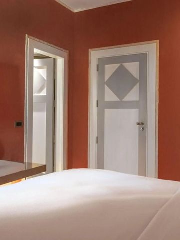 Modern eingerichtetes Zimmer mit warmen Wandfarben im Santo Mauro Hotel