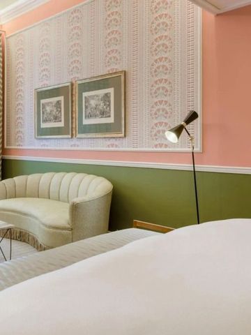 Gemütliches Zimmer mit pastellfarbenen Wänden und eleganter Dekoration