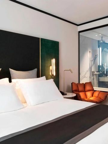 Modernes Hotelzimmer mit großem Bett und elegantem Design
