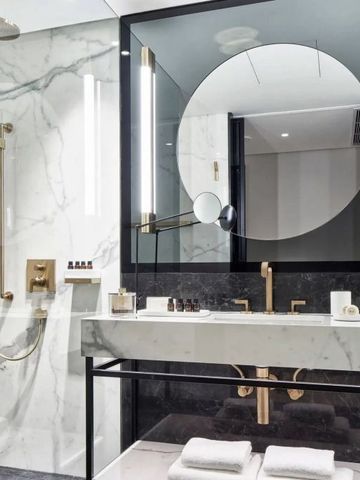 Badezimmer mit modernem Design und großem spiegelndem Waschbereich