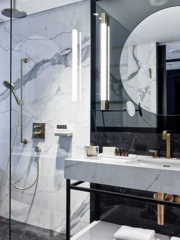 Hochwertig gestaltetes Bad mit eleganter Duschkabine