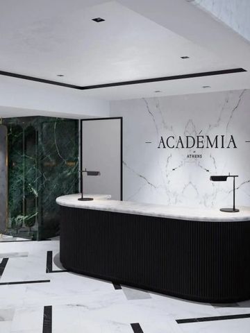 Moderne Rezeption mit eleganter Marmorverkleidung und Akademie-Logo