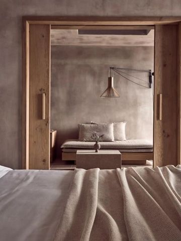 Schlafzimmer in neutralen Tönen mit schlichter Dekoration und Holzakzenten