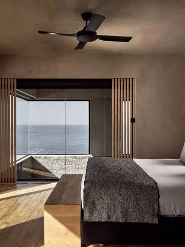 Zimmer mit Meerblick durch große Fenster und modernen Möbeln in dezentem Stil