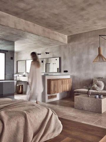 Geräumiges Zimmer mit offenem Design und modernen Möbeln in neutralen Farbtönen