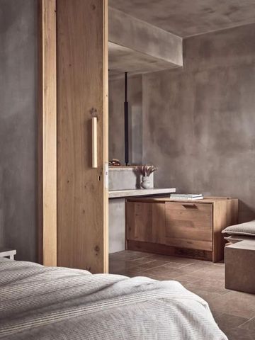 Elegantes Schlafzimmer in warmen Erdtönen mit Holzelementen