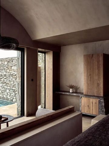 Suite mit moderner Ausstattung und Blick auf einen privaten Pool