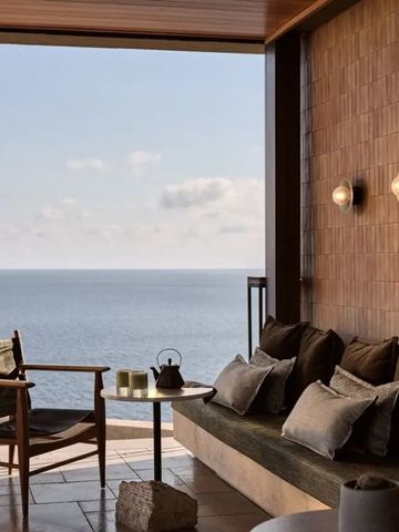 Terrasse mit bequemen Sitzgelegenheiten und Meerblick