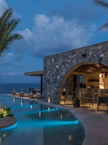 Außenbereich mit beleuchtetem Pool und Lounge bei Abenddämmerung