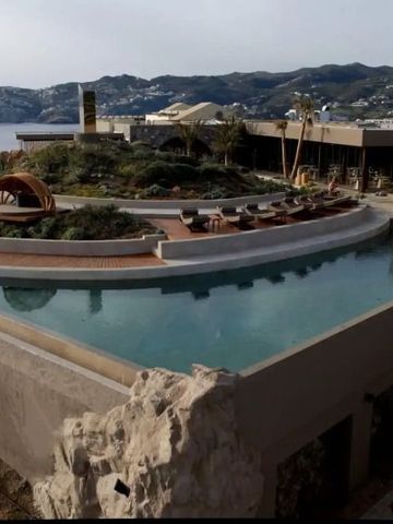 Infinity-Pool mit Blick auf das Mittelmeer und die umliegenden Hügel