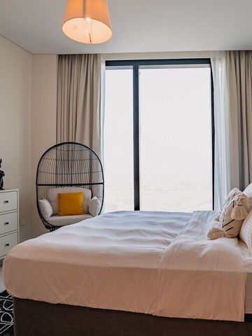 Gemütliches Schlafzimmer mit modernem Dekor und großem Fenster