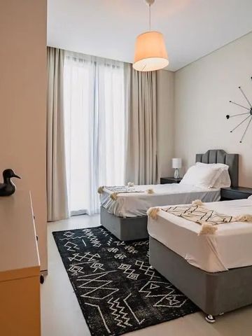 Zwei Einzelbetten in modern gestaltetem Gästezimmer