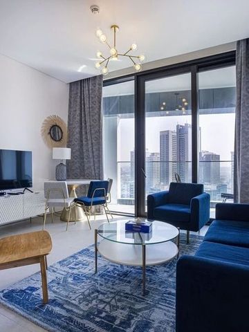 Lichtdurchflutetes Wohnzimmer mit stilvollen Möbeln und Balkonzugang