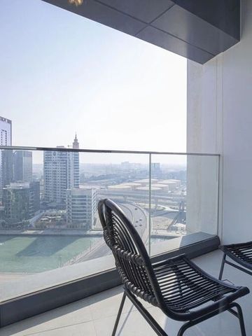 Balkon mit Blick auf Dubai Skyline und Wasserstraße